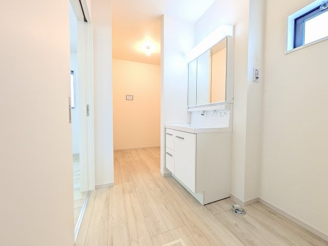 八王子市　東浅川町　新築一戸建て　８期の脱衣所|～窓付きで換気のしやすい洗面所　ゆとりある広さです～