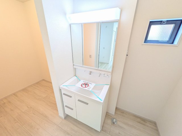 八王子市　東浅川町　新築一戸建て　８期の独立洗面台|～３面鏡付きの独立洗面台　細々している物をスッキリ収納出来ます～