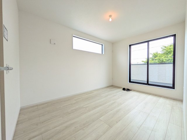 八王子市　東浅川町　新築一戸建て　８期の収納|～2階8.6帖の主寝室　ベッドなど大型家具のレイアウトもしやすい広さです～