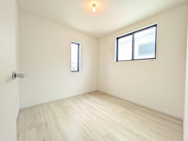 八王子市　東浅川町　新築一戸建て　８期の洋室|～2階4.5帖の洋室　2面採光で明るく風通しの良いお部屋です～