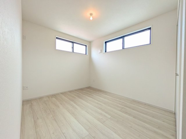 八王子市　東浅川町　新築一戸建て　８期の子供部屋|～2階5.7帖の洋室　2面採光で明るく風通しの良いお部屋です～