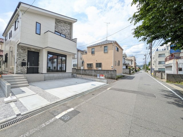 八王子市　東浅川町　新築一戸建て　８期の前面道路含む現地写真|～北西側6ｍ公道につき駐車もしやすいです～