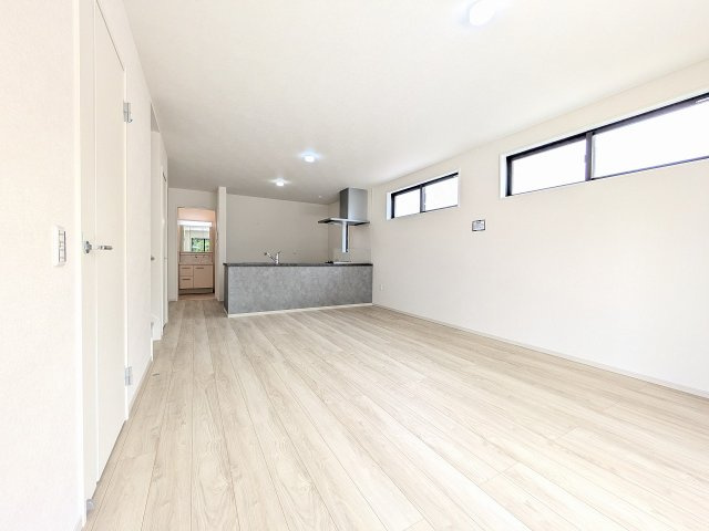 八王子市　東浅川町　新築一戸建て　８期の居間・リビング|～19.7帖の明るいLDKで家族団欒の時間をお過ごしいただけます～