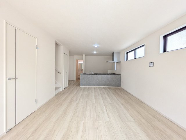 八王子市　東浅川町　新築一戸建て　８期の居間・リビング|～19.7帖の明るいLDKで家族団欒の時間をお過ごしいただけます～