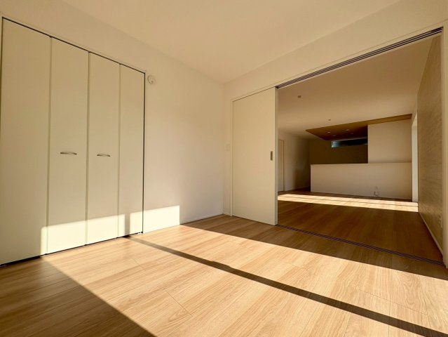 土佐市蓮池3期2棟　2号棟の洋室|引き戸を開ければLDKと一体利用も可能。陽当たりの良い明るい洋室です。