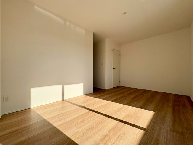 土佐市蓮池3期2棟　2号棟の洋室|陽当たりの良い洋室は、子ども部屋や書斎など多用途に使える空間です。