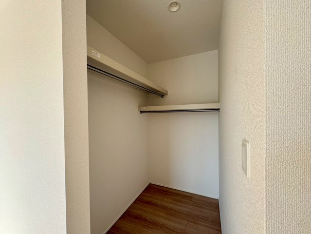 土佐市蓮池3期2棟　2号棟の収納|ハンガーパイプ付きのWICは、衣類の出し入れがしやすく毎日の身支度も快適。