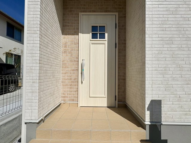 土佐市蓮池3期2棟　2号棟の玄関|レンガ調アクセントが映える玄関。やさしい雰囲気で来客を迎えます。