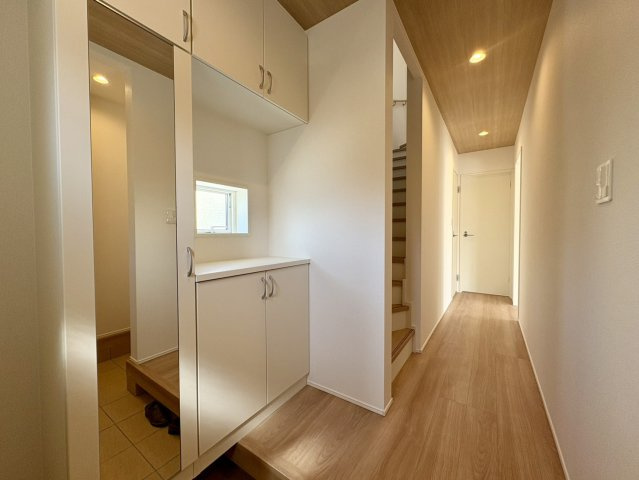 土佐市蓮池3期2棟　2号棟の玄関|収納たっぷりの玄関スペース。家族みんなの靴や荷物もすっきり片付きます