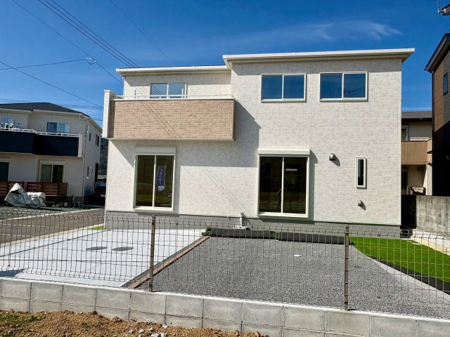 土佐市蓮池3期2棟　2号棟の外観|駐車4台可能＋お庭付きのゆとりある敷地。家族でのびのび暮らせる新築住宅