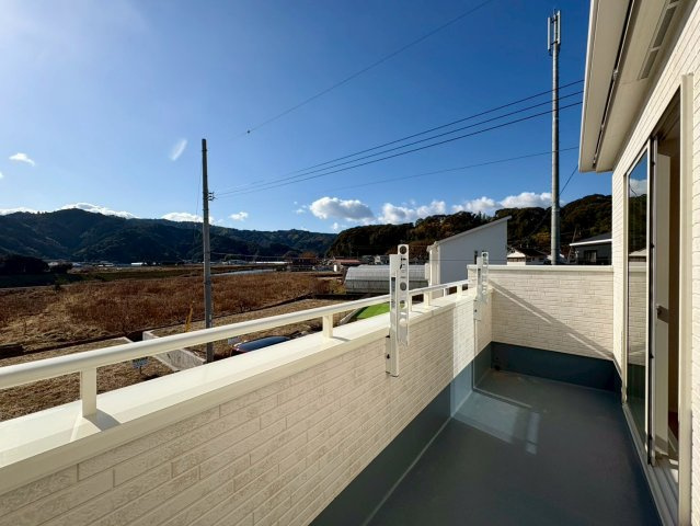 土佐市蓮池3期2棟　2号棟のバルコニー|山並みを望む開放的なバルコニー。洗濯物もたっぷり干せます。