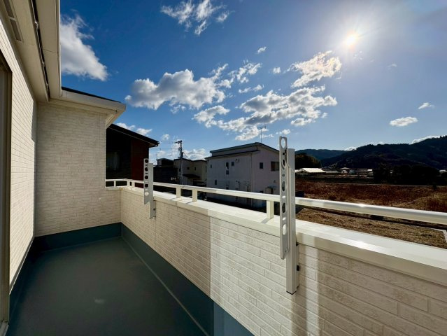 土佐市蓮池3期2棟　2号棟のバルコニー|陽当たり良好なバルコニーで、洗濯物もよく乾く快適な住環境です。