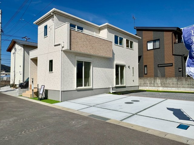 土佐市蓮池3期2棟　2号棟の外観|駐車３台可能！広い土地です♪白基調の外観にバルコニーのアクセントが映える、上品な佇まい。