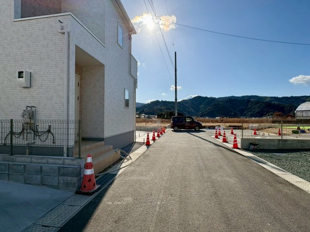 土佐市蓮池3期2棟　2号棟の前面道路含む現地写真