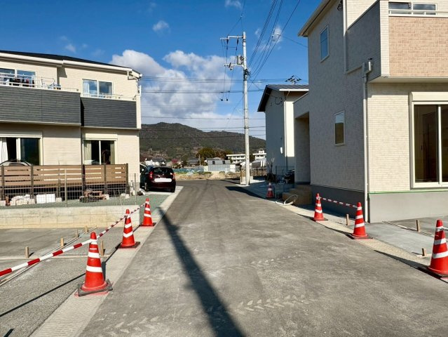 土佐市蓮池3期2棟　2号棟の前面道路含む現地写真