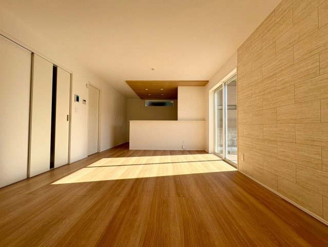 土佐市蓮池3期2棟　2号棟の居間・リビング|陽当たり良好なLDKは、天井と床の木目が映える開放的な空間。家族が自然と集まります。