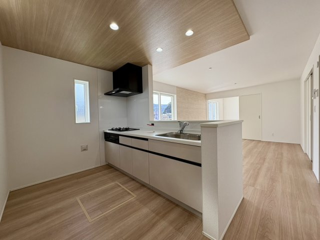 土佐市蓮池3期2棟　2号棟のキッチン|対面式キッチンで、料理中も家族との会話が自然に生まれます。