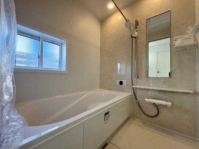 土佐市蓮池3期2棟　2号棟の浴室|アクセントパネルが映える浴室。窓付きで換気もしやすく清潔です。