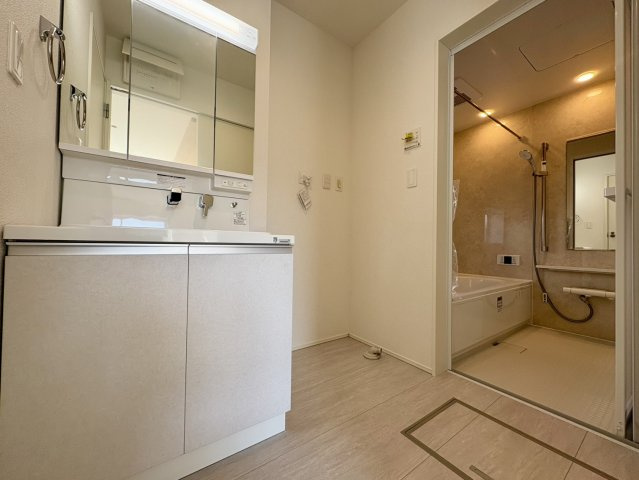 土佐市蓮池3期2棟　2号棟の独立洗面台|朝の身支度も快適な三面鏡洗面台。家族で使いやすい空間です。