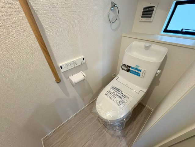 土佐市蓮池3期2棟　2号棟のトイレ|手洗い一体型トイレを採用。窓付きで明るく清潔感のある空間です。
