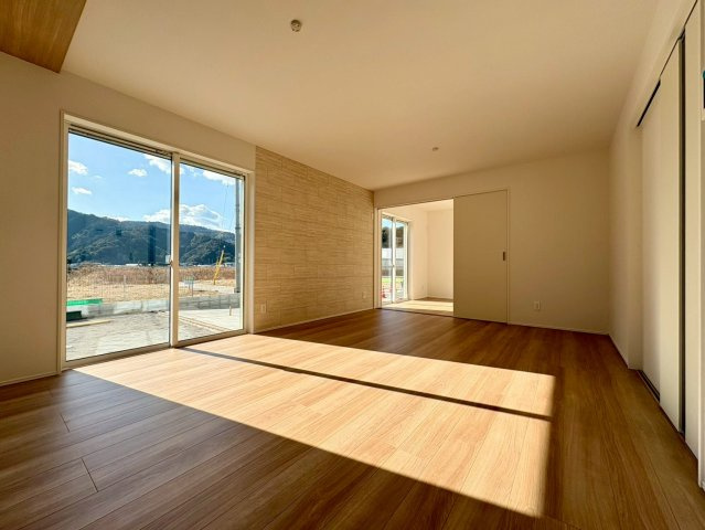 土佐市蓮池3期2棟　2号棟の居間・リビング|大開口サッシと南向きの採光で、開放感あふれる心地よいLDK空間です。