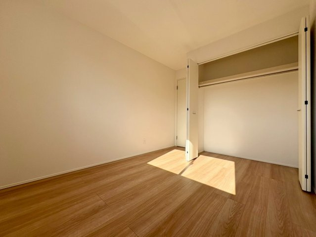 土佐市蓮池3期2棟　2号棟の洋室|クローゼット付きの洋室は、陽当たりも良く明るいプライベート空間です。