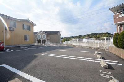 【駐車場】 | サンレミ葛原Ｅ | カースペースがあります
