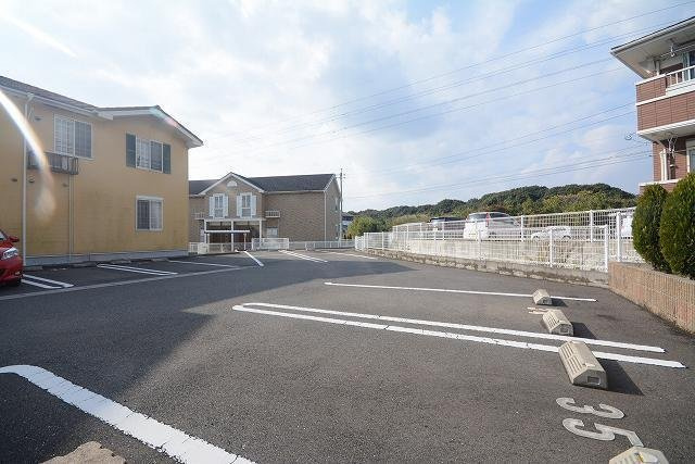 【駐車場】 | サンレミ葛原Ｅ | カースペースがあります