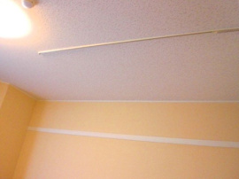 カーテンレールが付いているので居室内で仕切ることも可能です。