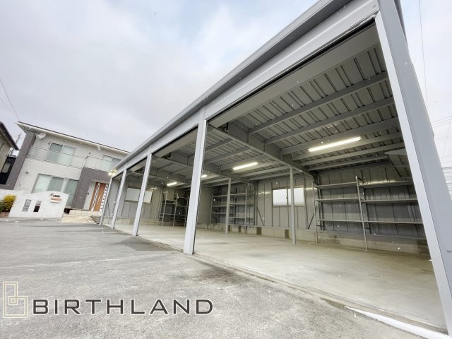 堤二丁目　ガレージ付き中古戸建ての外観|4台分駐車可能なガレージ付き！お車が好きな方にもおすすめの物件です！