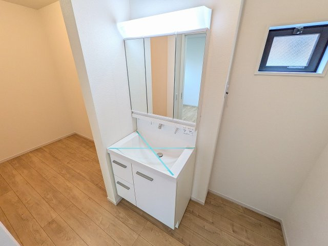 八王子市　東浅川町　新築一戸建て　８期の浴室|～３面鏡付きの独立洗面台　細々している物をスッキリ収納出来ます～