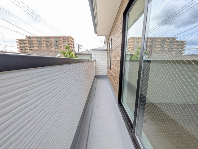 八王子市　東浅川町　新築一戸建て　８期のバルコニー|～2部屋から出入り可能なバルコニー～