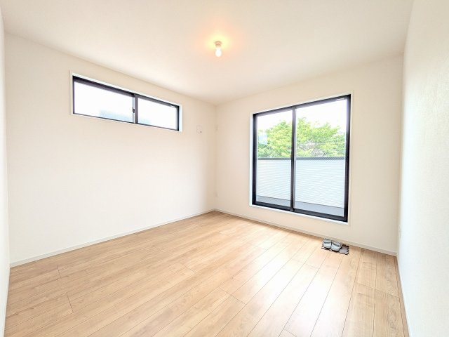 八王子市　東浅川町　新築一戸建て　８期の寝室|～2階8.8帖の主寝室　ベッドなど大型家具のレイアウトもしやすい広さです～