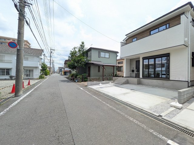 八王子市　東浅川町　新築一戸建て　８期の前面道路含む現地写真|～北西側6ｍ公道につき駐車もしやすいです～