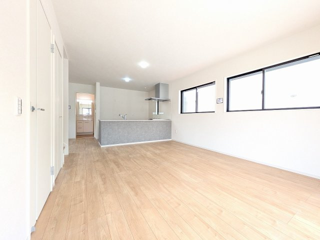 八王子市　東浅川町　新築一戸建て　８期の居間・リビング|～19.8帖の明るいLDKで家族団欒の時間をお過ごしいただけます～