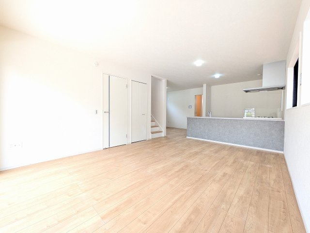 八王子市　東浅川町　新築一戸建て　８期の居間・リビング|～19.8帖の明るいLDKで家族団欒の時間をお過ごしいただけます～