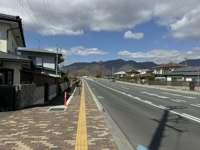 中御所五丁目　売り土地の前面道路含む現地写真