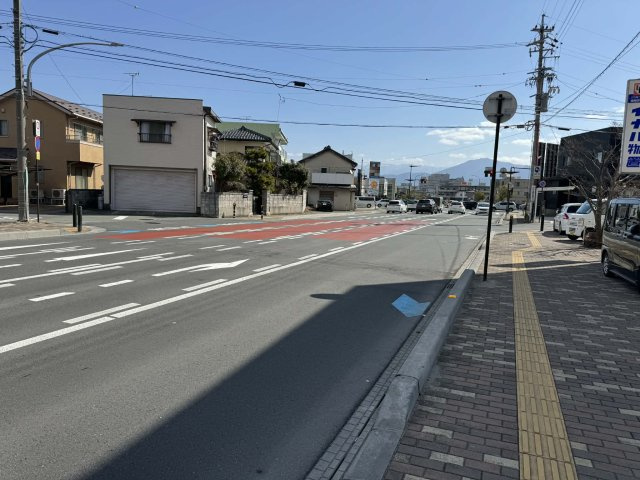 中御所五丁目　売り土地の前面道路含む現地写真