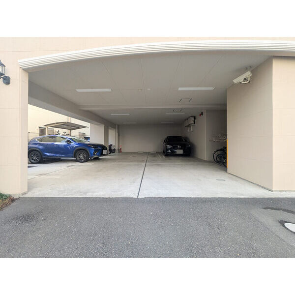 TMK江坂の駐車場