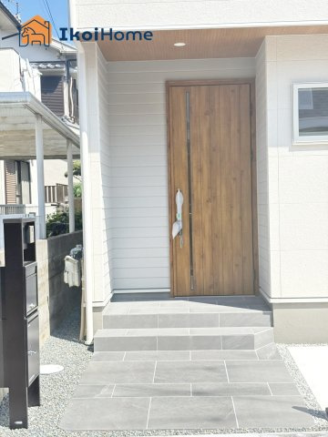 明石市二見町福里　新築戸建のその他|【ホームページに現地動画掲載中】●年中無休：当日予約可●木目のかわいい色の玄関です。