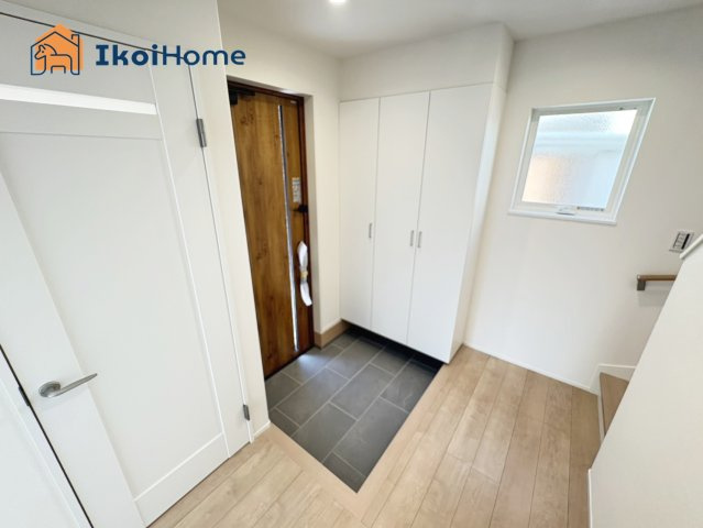 明石市二見町福里　新築戸建の玄関|【ホームページに現地動画掲載中】●年中無休：当日予約可●靴箱収納あり！ご家族様でご使用可能です。