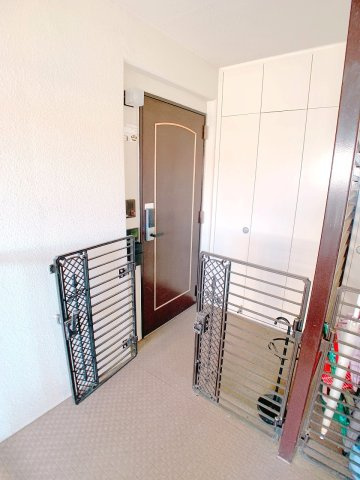 【玄関】 | ◇◆リバティタウン伊勢原 11番館◆◇ | ポーチ付きで傘など安心して置くことができます！