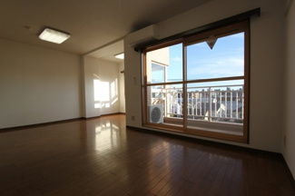 【居間・リビング】 | 上杉五番館 | 室内写真は参考です