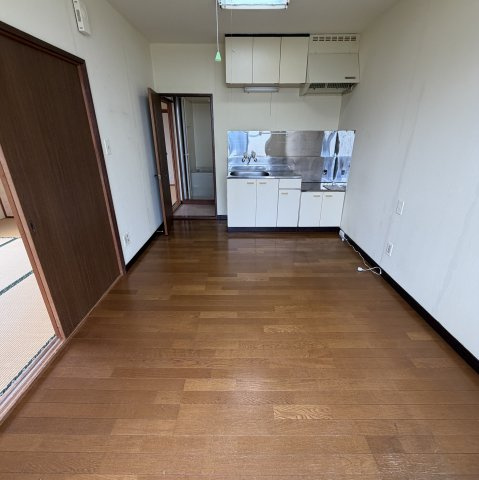 梅田ハイツの居間・リビング|ゆったりとした居間です