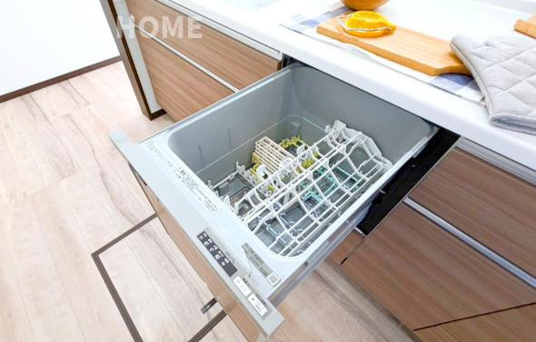 港南区下永谷のキッチン|食器をパパっと入れてらくちん自動洗い！急な来客時にもキッチンは美しいままです。