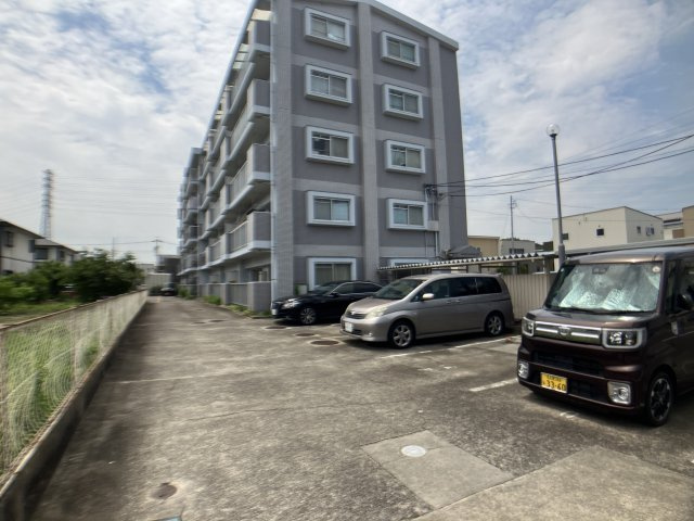 新日半田住吉ビルの駐車場