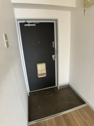 新日半田住吉ビルの玄関