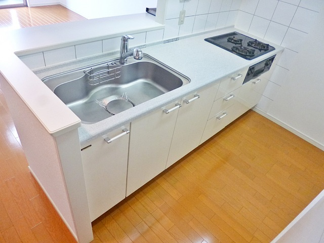 グランカーサ新小岩のキッチン|三口ガスコンロとグリルのついた大きなシステムキッチン！