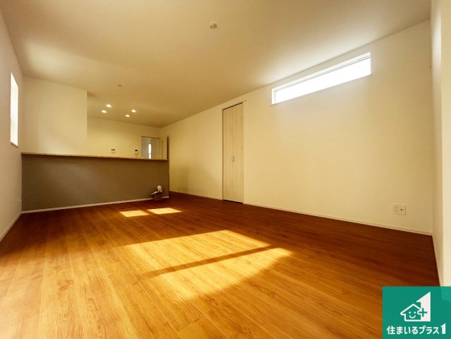 池田市渋谷　第5期　新築一戸建ての居間・リビング|シンプルなリビングは、観葉植物等のインテリアを楽しめますね！パパ好みにも、ママ好みにも家具次第で雰囲気を変えることができます！