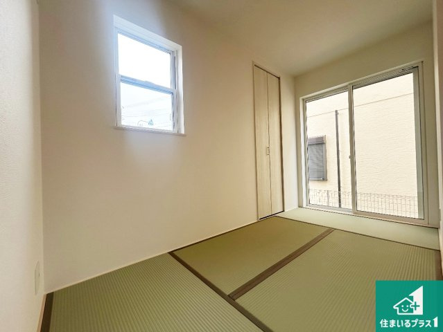 池田市渋谷　第5期　新築一戸建ての和室|LDKの横に配置された畳コーナー。お子様の遊び場や客間、食後のくつろぎスペースにも利用できる便利な空間です。リビングと合わせることで家族が集まる団欒スペースとして使えます。
